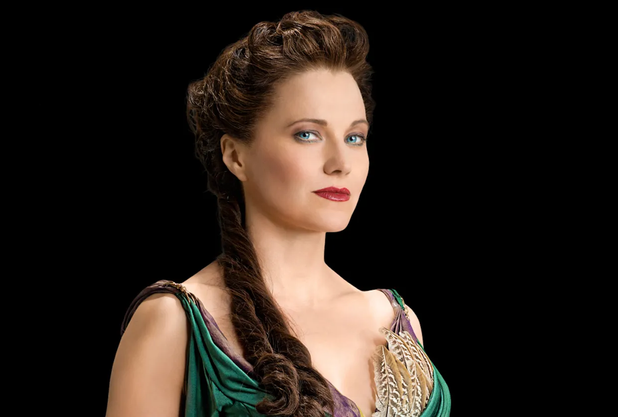 Lucy Lawless está de volta: O impactante retorno de Lucretia em Spartacus: House of Ashur 1